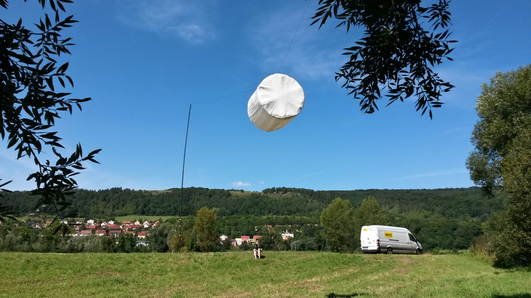 Bewegtes Land - Inszenierungen für vorbeifahrende Züge. Foto: Raissa Kankelfitz